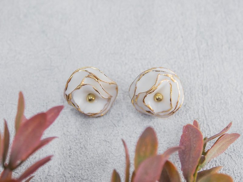 Golden Bloom ~ gold & white porcelain flower tension back earring. - 耳環/耳夾 - 陶 金色