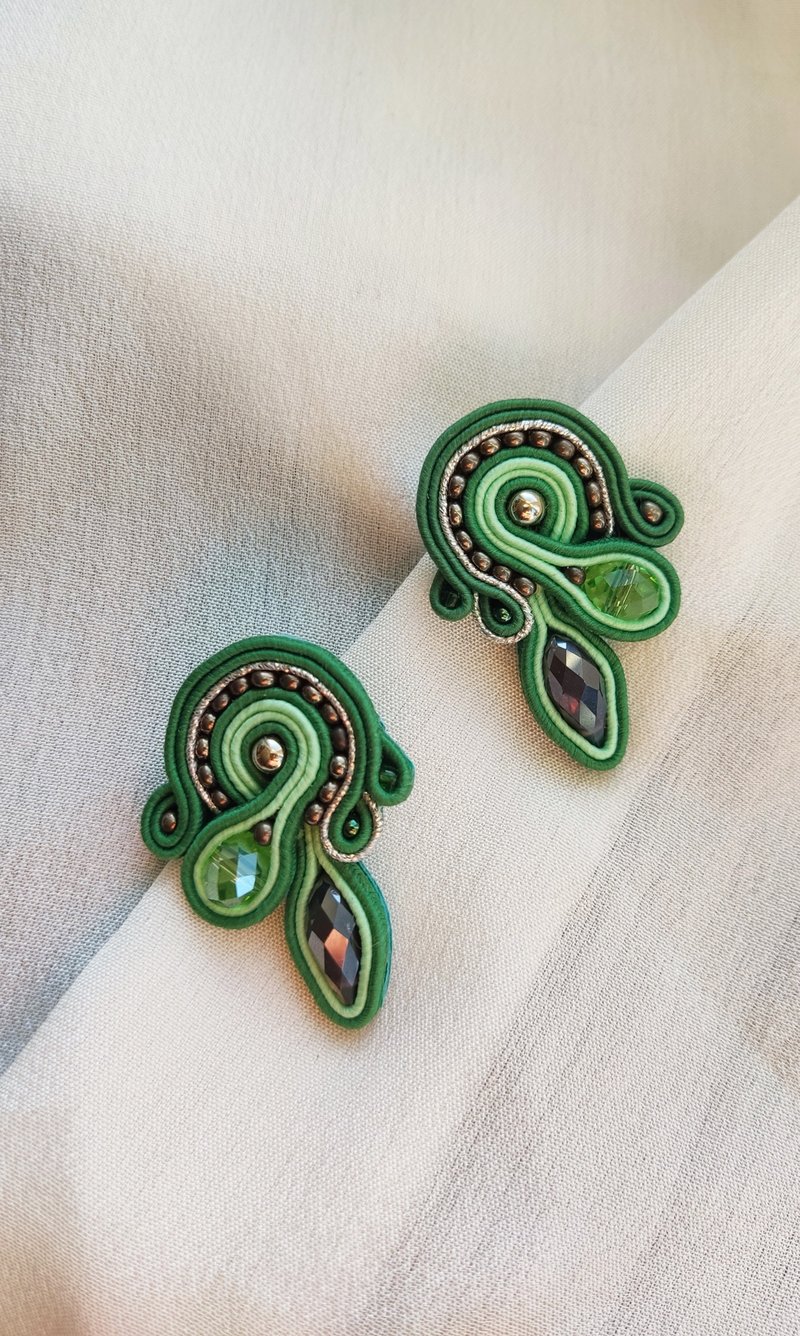 Green earrings, Stud earrings, Designer earrings, beaded soutache earrings - 耳環/耳夾/耳骨夾 - 其他材質 綠色