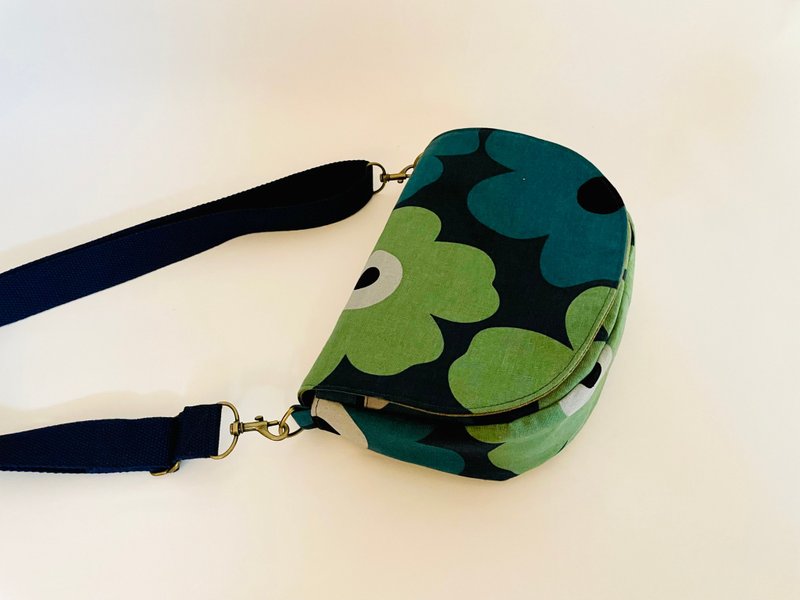 Nordic Poppies. Saddle Bag. Zipper & Slip Pockets. Fits Long Wallet & Umbrella. Designer Fabric. - กระเป๋าแมสเซนเจอร์ - ผ้าฝ้าย/ผ้าลินิน หลากหลายสี