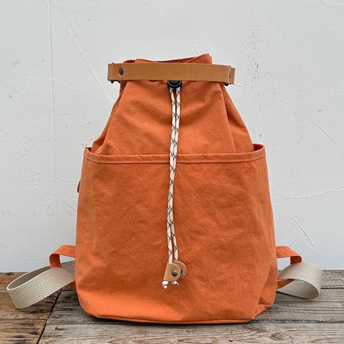 巾着リュック（A4サイズ)　キルティング生地×オレンジ　ハンドメイド ちょこっとリュック オレンジ KONBU 撥水加工ナイロン素材 巾着