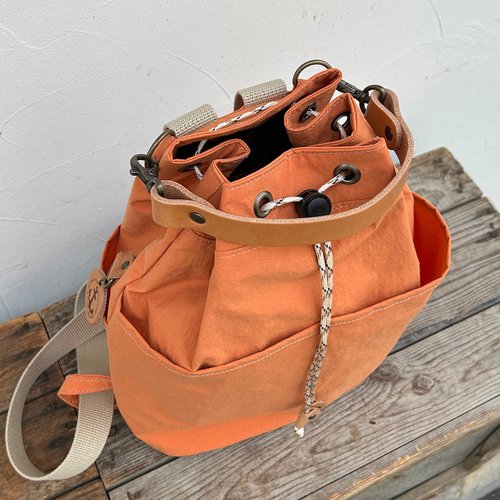 巾着リュック（A4サイズ)　キルティング生地×オレンジ　ハンドメイド Handmade（ハンドメイド）の「牛革 リュック ナップサック 本革