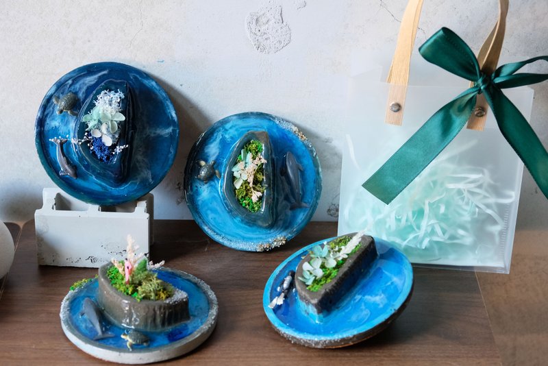 Miniature island finished souvenirs, marine animals, sea turtles, miniature scenes, sea turtles, waves, whales - ของวางตกแต่ง - ปูน สีน้ำเงิน