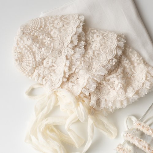 Magic props Newborn lace bonnet