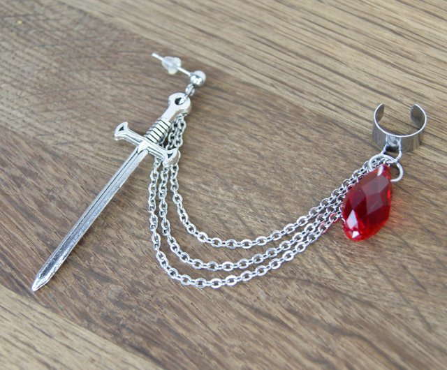 チェーンと赤いクリスタルの剣のイヤリング。 ゴスピアスカフス