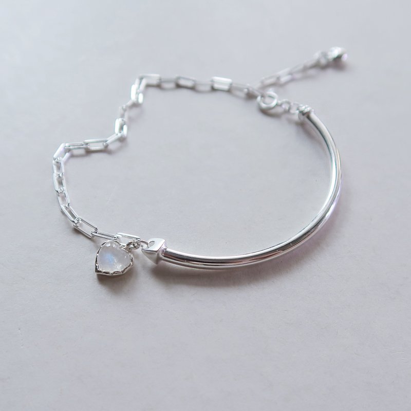 925 Sterling Silver Love Arrow Moonstone Customized Engraving Asymmetric Bracelet Free Packaging - สร้อยข้อมือ - เงินแท้ สีเทา