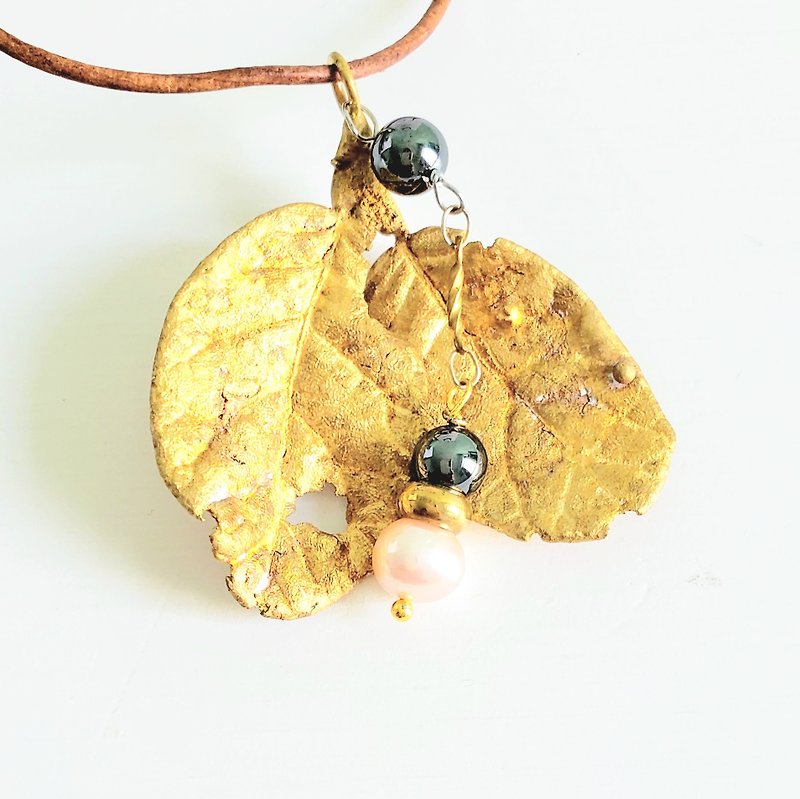 Nature collection:  brass leaf and semi precious stones pendant necklace (with c - สร้อยคอ - เครื่องเพชรพลอย 