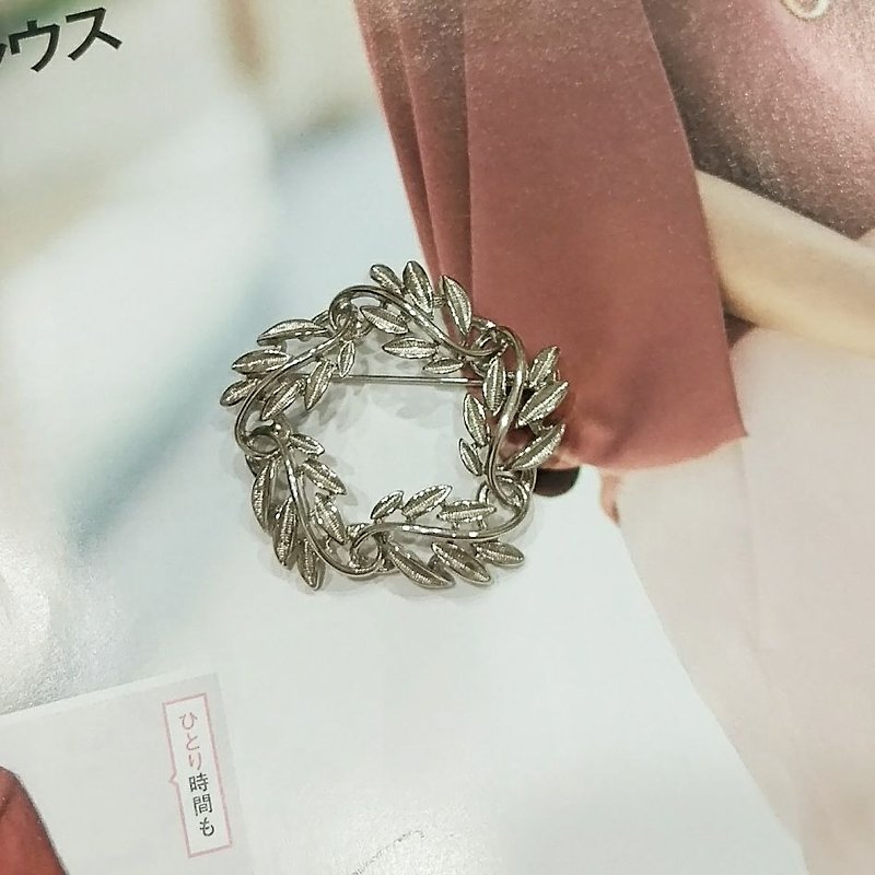 【VINTAGE】銀オリーブリース五角形ピン - ブローチ - 金属 シルバー