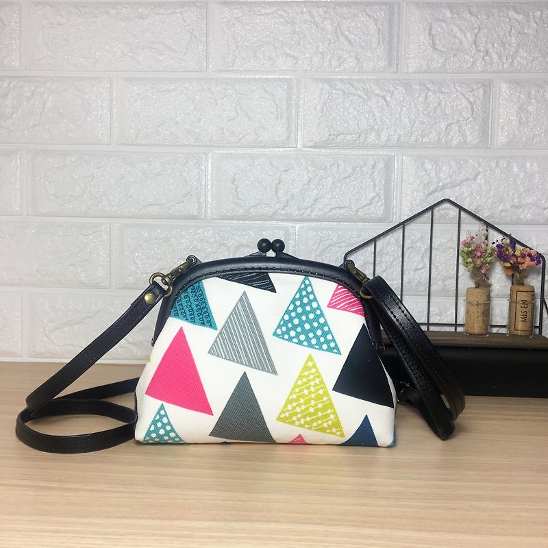 Geometric triangle mouth oblique bag backpack - กระเป๋าแมสเซนเจอร์ - ผ้าฝ้าย/ผ้าลินิน หลากหลายสี