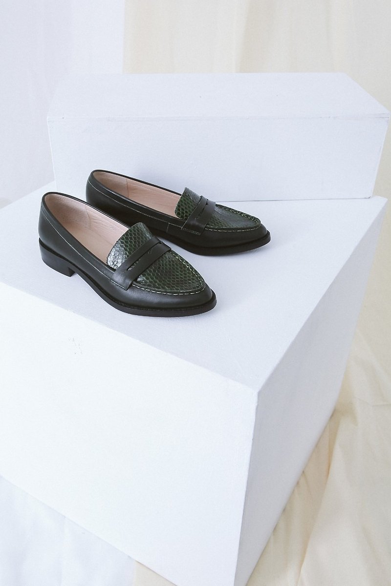 ハンドステッチの革の靴古典的なレトロな緑と黒のカルフール - ストラップサンダル - 革 ブラック