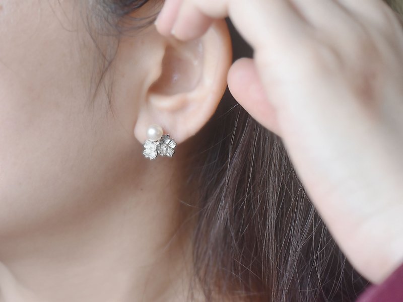 櫻花珍珠耳環 | 925純銀 女款 可改夾式 花朵 手工銀飾 情人禮物 - 耳環/耳夾 - 純銀 銀色
