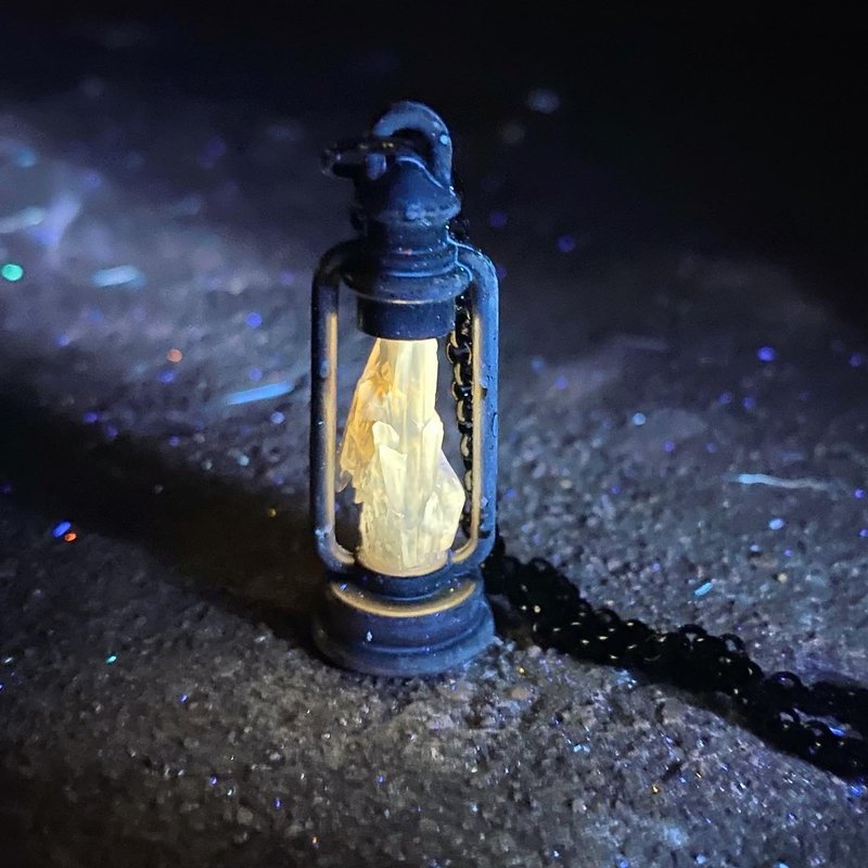 【Lost and find 】Mineral Fluorescent Light Amber Calcite Lantern Pendant MIN37 - สร้อยคอ - เครื่องเพชรพลอย สีเหลือง