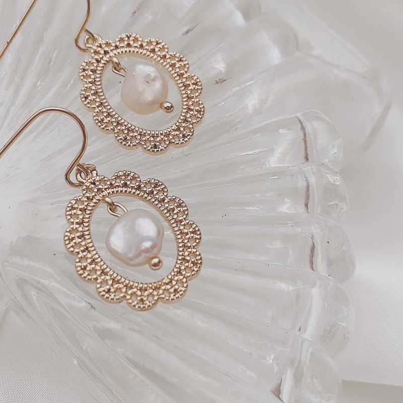 Lace Art Freshwater Pearl Earrings - ต่างหู - ไข่มุก ขาว