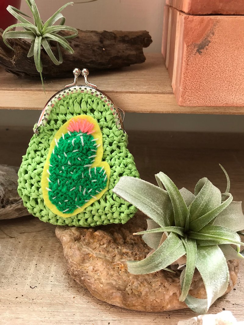 Handmade coin purse with embroidered cactus  - กระเป๋าใส่เหรียญ - วัสดุอื่นๆ สีเขียว