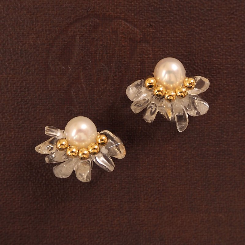 Flare --Freshwater Pearl x Natural Stone Sazare Crystal [Pierced Clip-On] - Earrings & Clip-ons - Pearl White