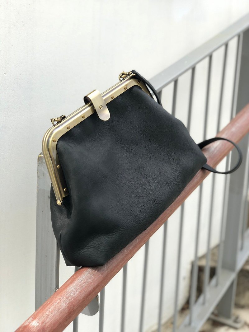 Vintage Gold Side Backpack Color: Black Size: Large-Made of Vegetable Tanned Leather- - กระเป๋าแมสเซนเจอร์ - หนังแท้ สีดำ
