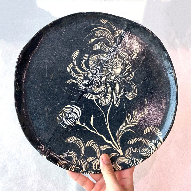 Chrysanthemum Handmade Ceramic Plate - เซรามิก - ดินเหนียว 