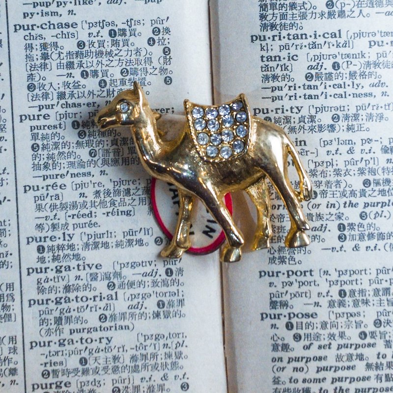 Camel Antique White Diamond Gold Brooch - เข็มกลัด - โลหะ สีทอง