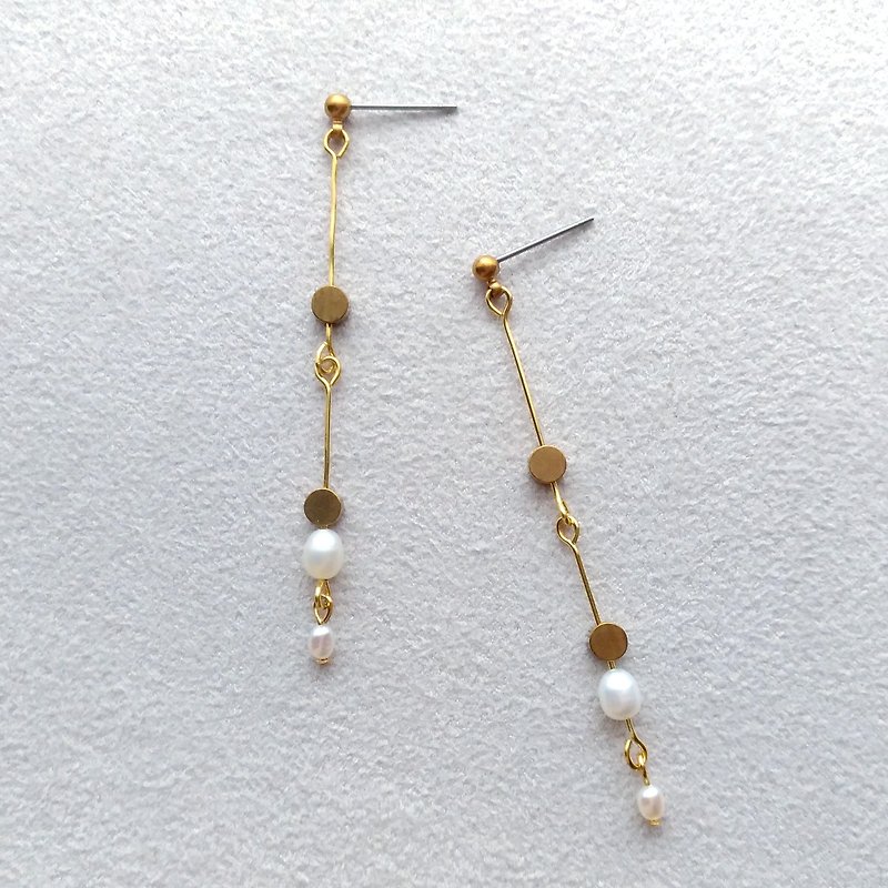e008 swaying 1- Bronze pearl pin / clip earrings - Earrings & Clip-ons - Gemstone White