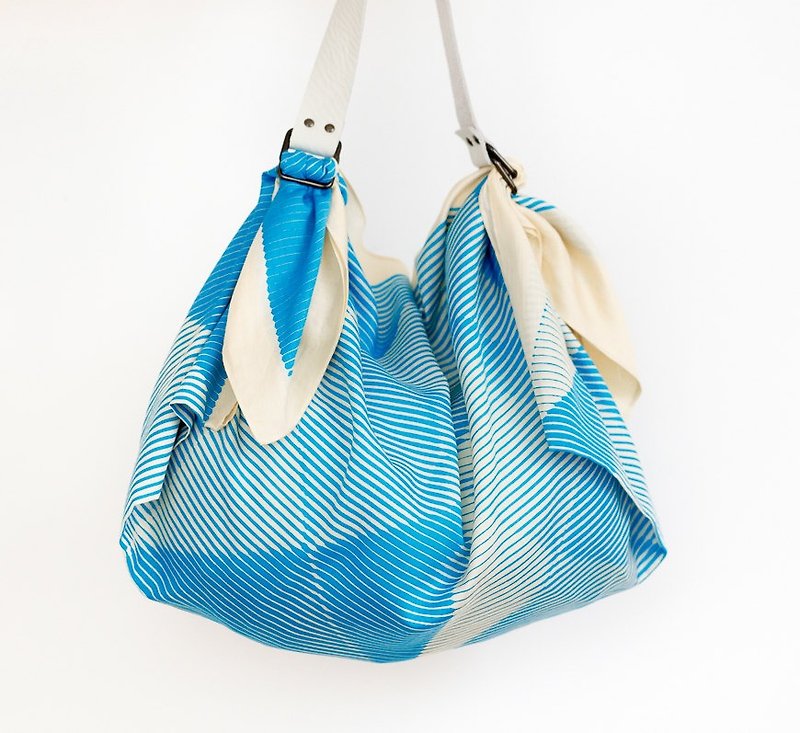 Folded Paper Blue Furoshiki & White leather strap set - กระเป๋าแมสเซนเจอร์ - ผ้าฝ้าย/ผ้าลินิน สีน้ำเงิน