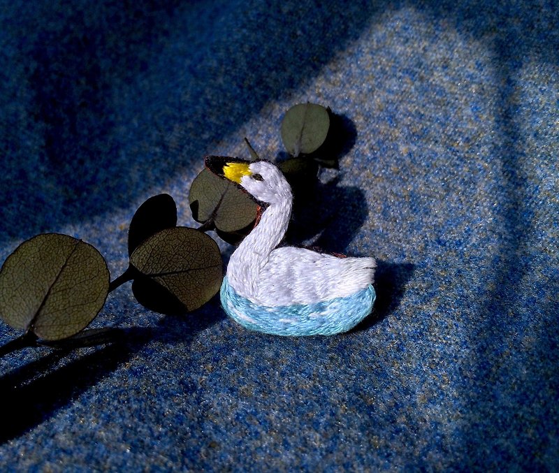 Little Swan wildcat embroidery brooch - Brooches - Thread White