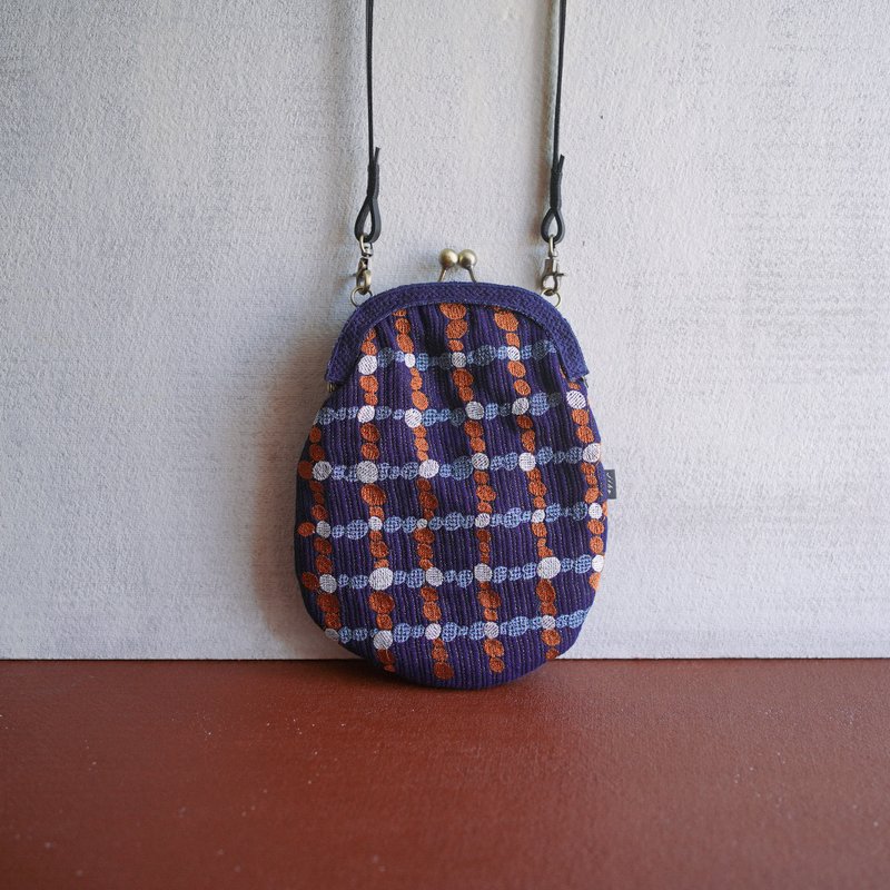 Accompanying bag blue wave plaid embroidered kiss lock bag - กระเป๋าแมสเซนเจอร์ - ผ้าฝ้าย/ผ้าลินิน สีน้ำเงิน