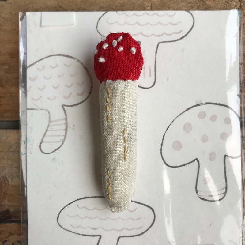 Red mushroom/pin - เข็มกลัด - ผ้าฝ้าย/ผ้าลินิน สีแดง