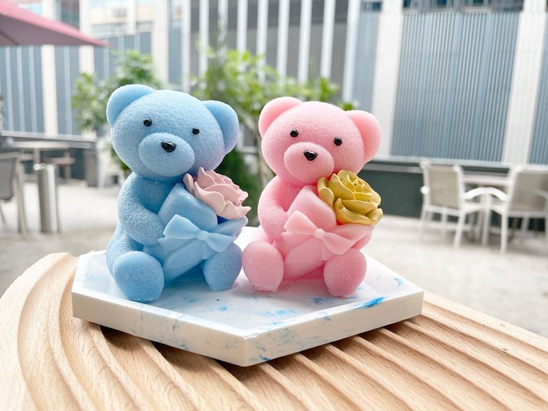 Valentine's Day Limited-Hug Flower Bear Candle Gift Birthday Festival Commemoration Valentine's Day - เทียน/เชิงเทียน - ขี้ผึ้ง 