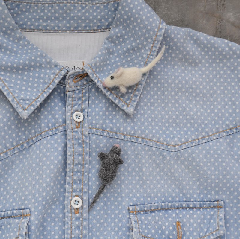 Tiny mouse brooches Needle felted wool animal lapel pin Rat lover gift 小老鼠胸針 - Brooches - Wool Gray