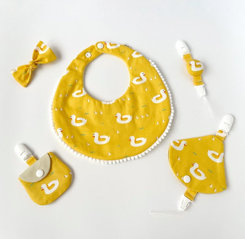 Spot yellow duckling moon gift box saliva towel bow hairpin peace charm bag pacifier chain - ของขวัญวันครบรอบ - ผ้าฝ้าย/ผ้าลินิน สีเหลือง