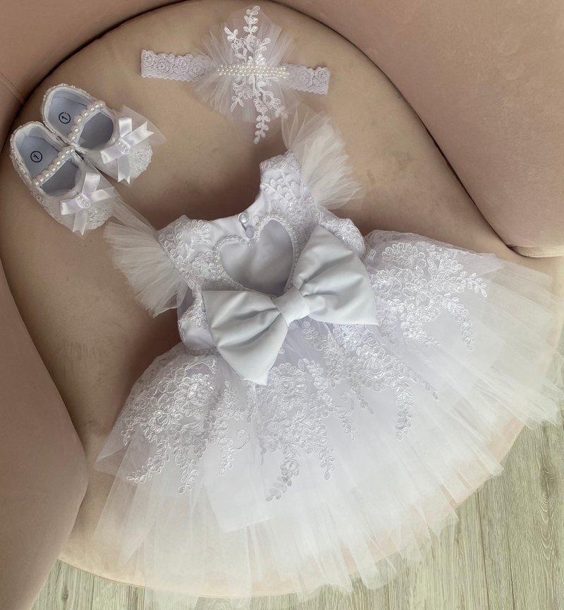 Hand made white dress with lace and pearls, headband and shoes for baby girl. - ชุดเด็ก - วัสดุอื่นๆ ขาว