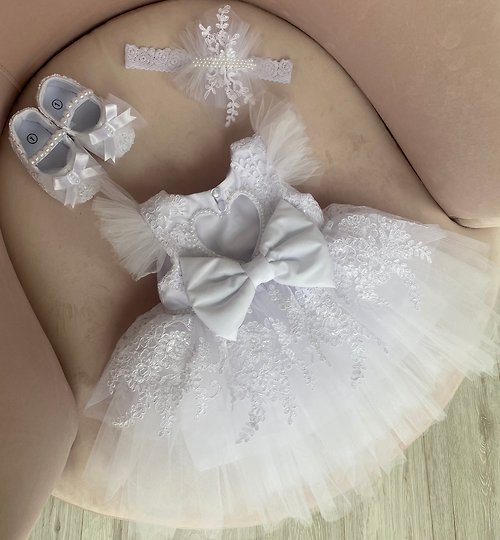 V.I.Angel Hand made white dress with lace and pearls, headband and shoes for baby girl.