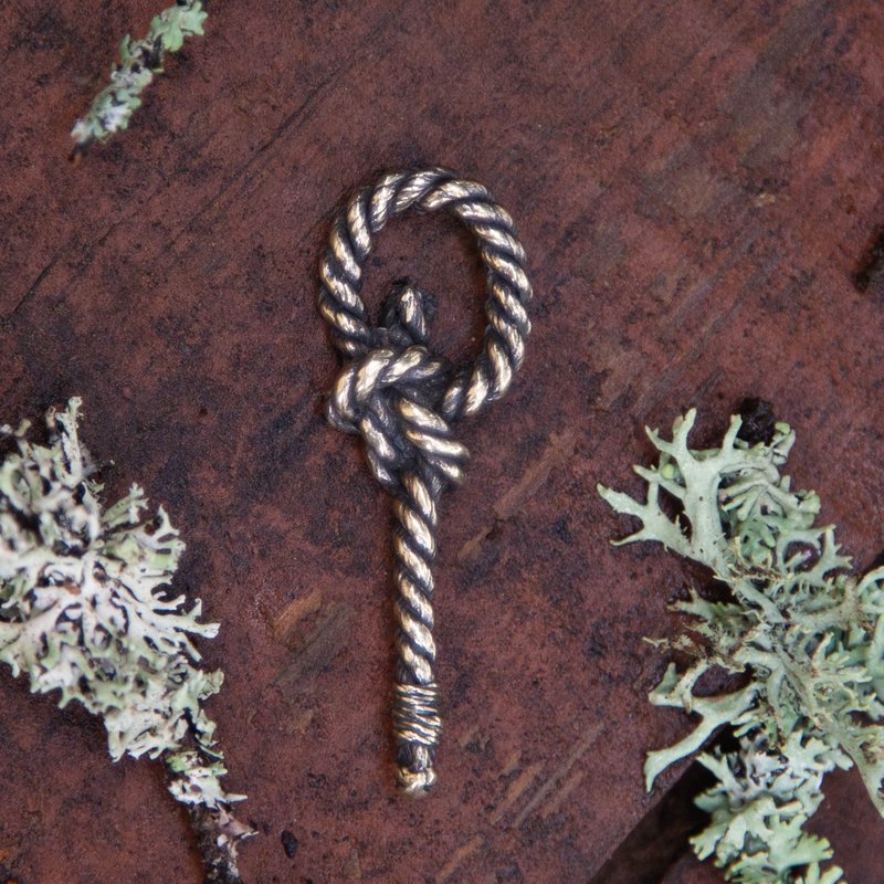 Sea knot pendant. Bowline nautical node necklace. Metal rope imitation jewelry. - 項鍊 - 其他金屬 橘色