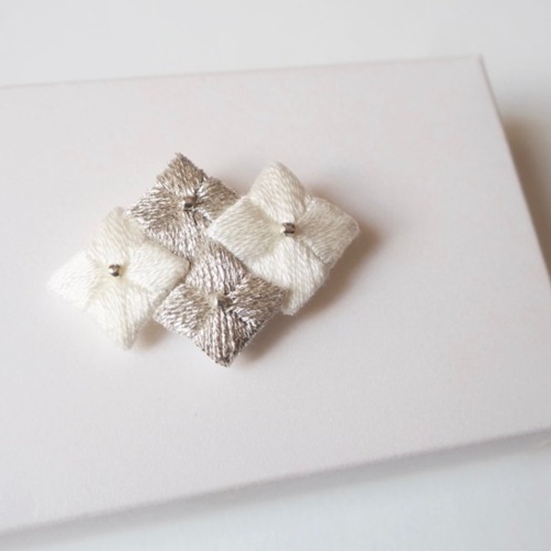 紫陽花　刺繍ブローチ　シルバー×オフホワイト　春夏 - 胸針 - 繡線 銀色
