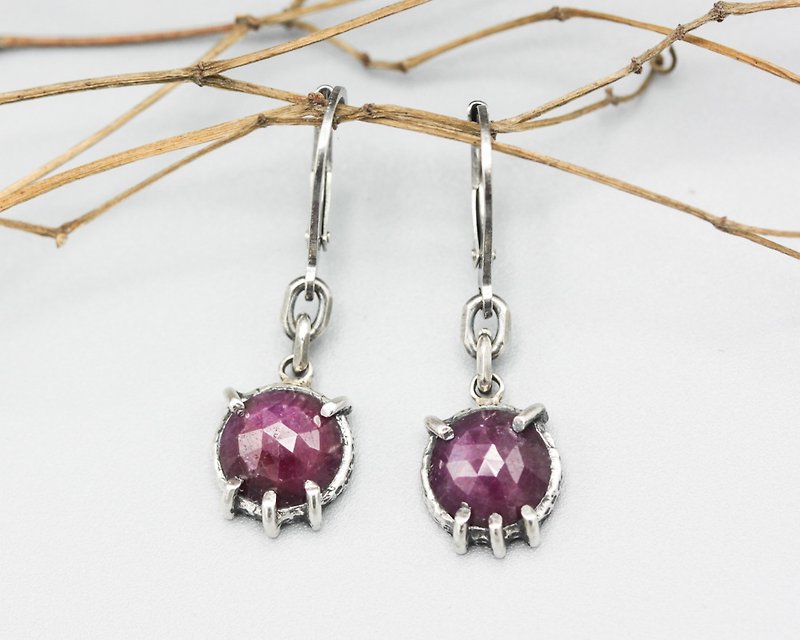 Red ruby round faceted earrings in prongs and bezel setting with silver chain - 耳環/耳夾 - 純銀 銀色