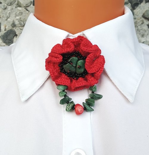 Alternative Crochet Boutique 紅色花朵胸針鉤針。 婦女的紅色罌粟別針。 串珠罌粟胸針手工編織