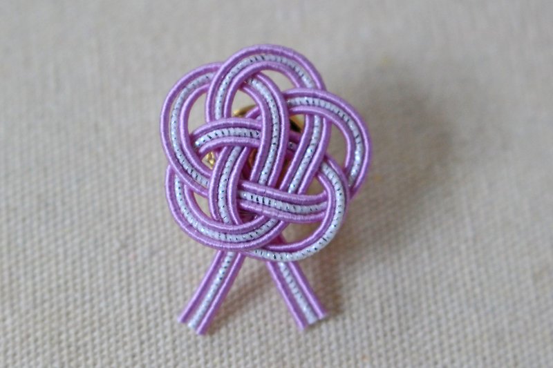 パープルとシルバーの梅水引結びのラペルピン - 襟章/徽章 - 紙 紫色
