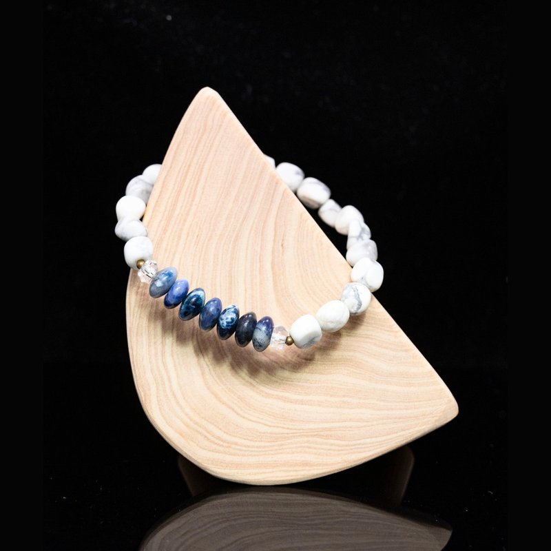 【Denim White】Howlite & Sodalite Bracelet - สร้อยข้อมือ - คริสตัล 