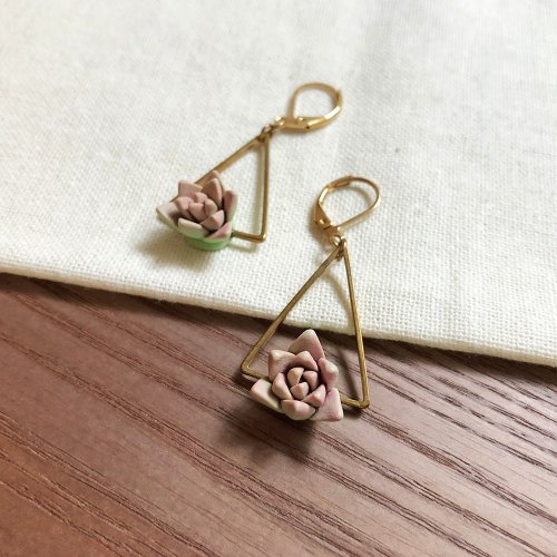 Una Sofa Handmade 優娜舒發手感小物 接單訂製款 多肉。黃銅耳環 三角形款 模擬黏土多肉植物飾品系列