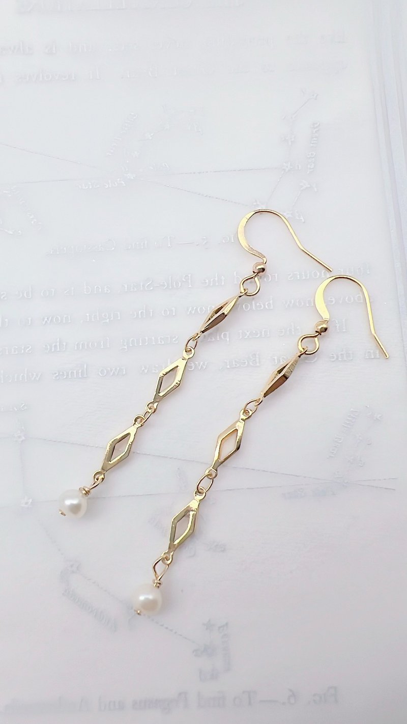 Dance breaks through her own natural freshwater pearl 14K gold-filled earrings that can be changed into painless patented Clip-On - ต่างหู - วัสดุอื่นๆ สีทอง