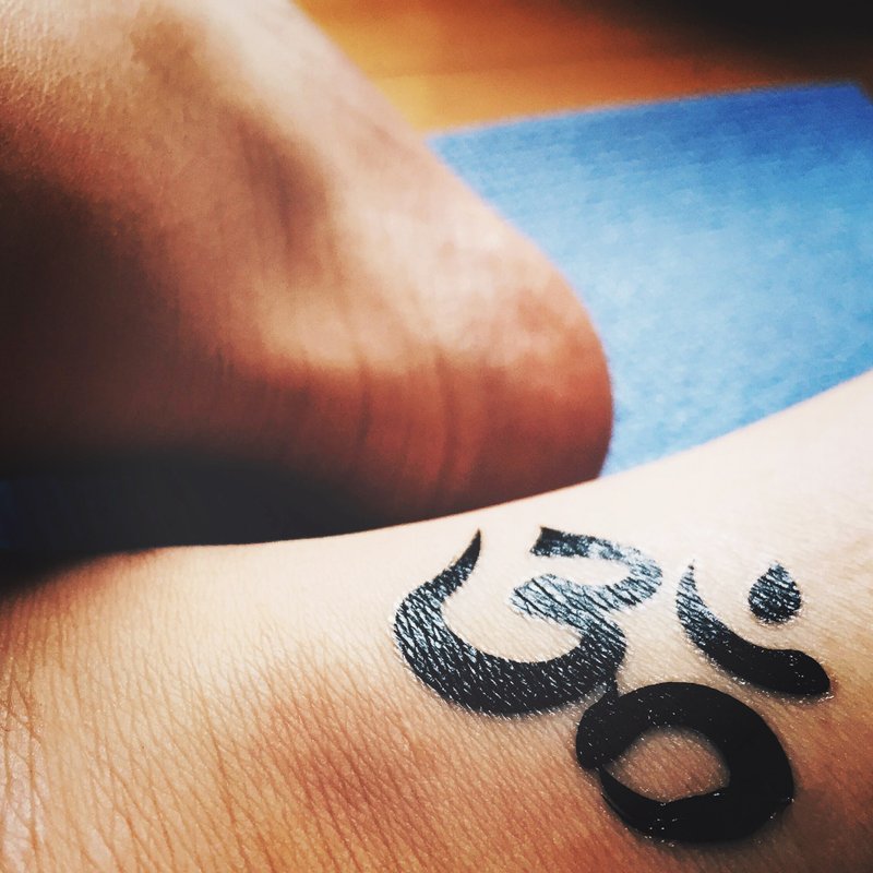 OhMyTat - 梵文符號 OM Symbol 刺青圖案紋身貼紙 (2 張) - 紋身貼紙/刺青貼紙 - 紙 黑色