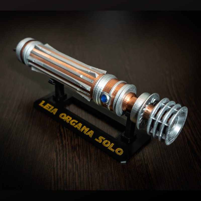 Leia Lightsaber - Star Wars IX : Rise of Skywalker | Star Wars Cosplay Prop - ของวางตกแต่ง - พลาสติก สีทอง