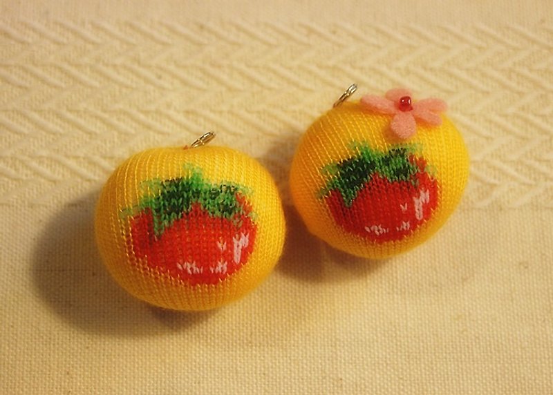 不能吃水果★草莓QQ糖球加一顆木鈕釦吊飾 - 吊飾 - 棉．麻 黃色