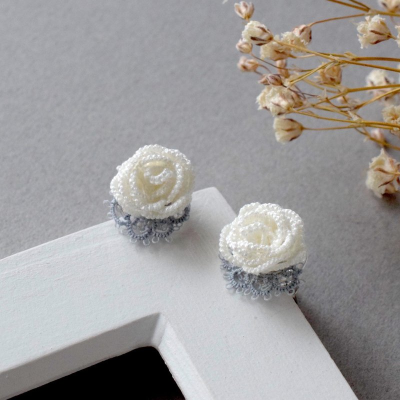 Petit Rose 2020 White Earrings - ต่างหู - ผ้าฝ้าย/ผ้าลินิน ขาว