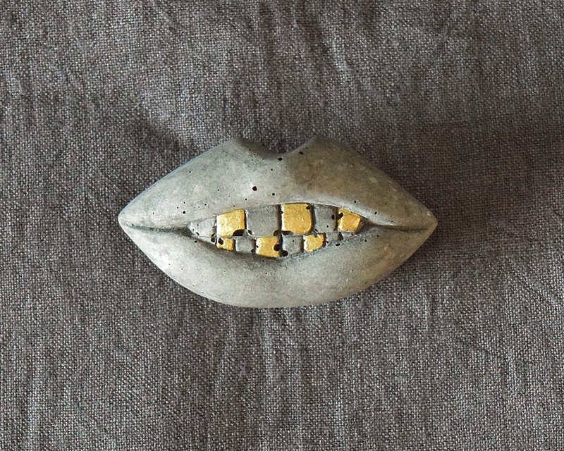 Concrete broach (Gold tooth) - 胸針 - 水泥 灰色