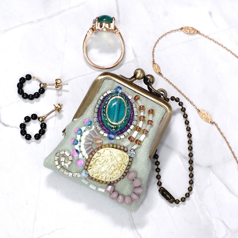 小さなビーズ刺繍のがま口 No.37, セージグリーン×ガーゼ, ネックレス・バッグチャームにも, アクセサリーケース, 一点物 耳環  新娘飾品 耳夾 - 吊飾/掛飾 - 棉．麻 綠色