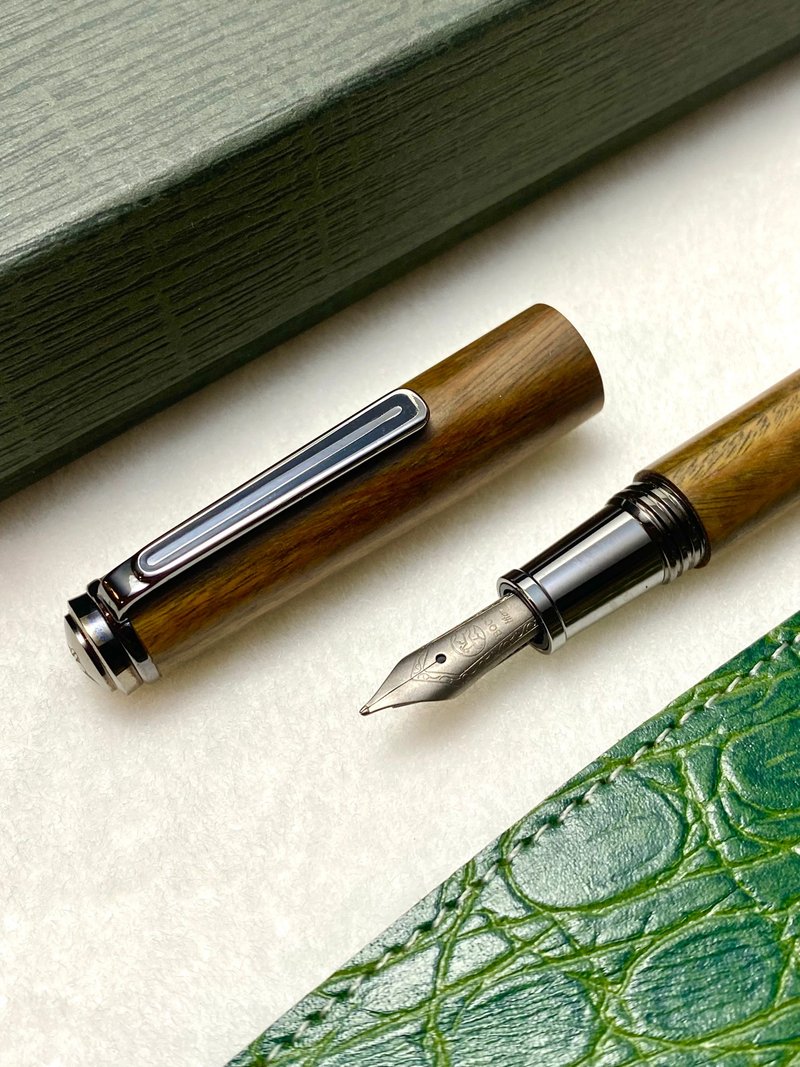 3952 Old Goat - Yang Zhulin Strictly Selected Green Sandalwood Titanium Tip (Xiao Tang Knife) / Calligraphy Titanium Pen - ปากกาหมึกซึม - วัสดุอื่นๆ 