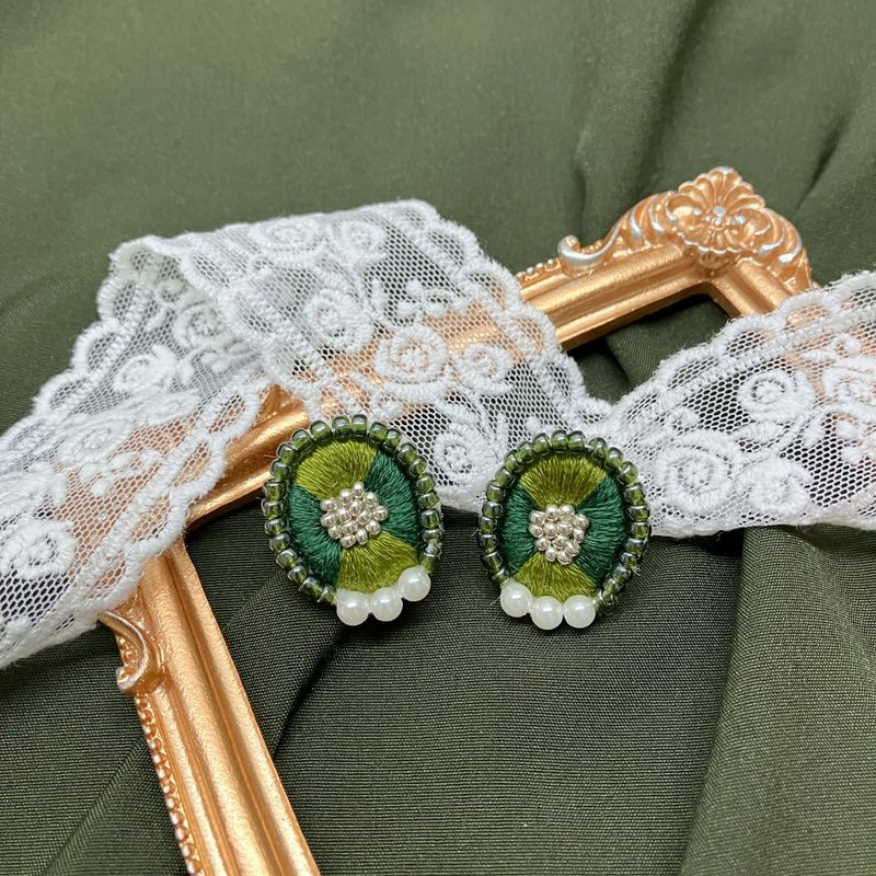 墨綠色の花 日本珠 手工刺繡耳環 貼耳 抗敏鋼針 日系 串珠耳環 - 耳環/耳夾/耳骨夾 - 繡線 綠色