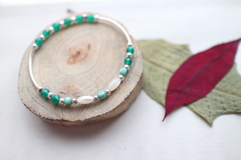 Small Erh Fuchia ~ ~ green agate / shell / Czech beads / silver bracelet - สร้อยข้อมือ - โลหะ 