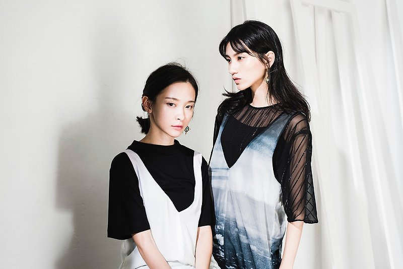 JUBY CHIU / We are a little higher than the neck in a black turtleneck top - Women's Tops - Other Materials White
