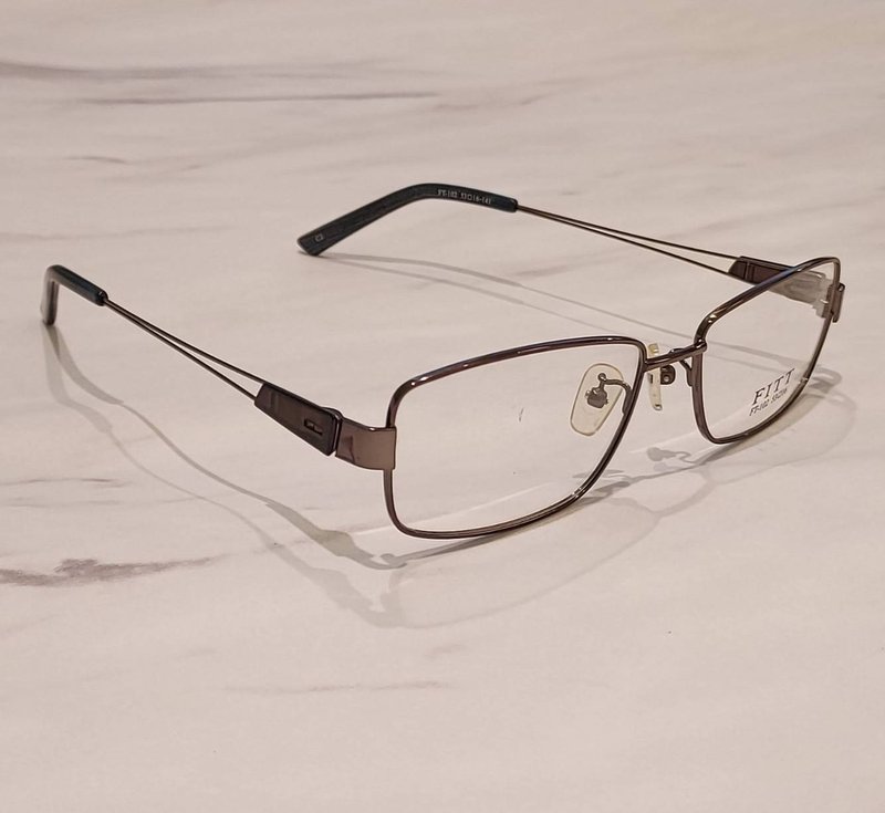 絕版老品全新 金屬三角幾何鏡腳 古董眼鏡  Fitt品牌 質地輕盈 - 眼鏡/眼鏡框 - 其他材質 